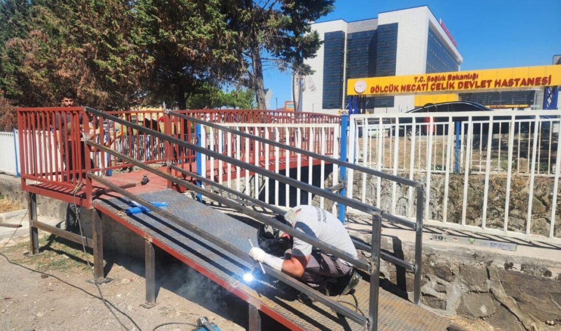 Gölcük Belediyesi ekipleri, Necati Çelik Devlet Hastanesi karşısındaki dere üzerine