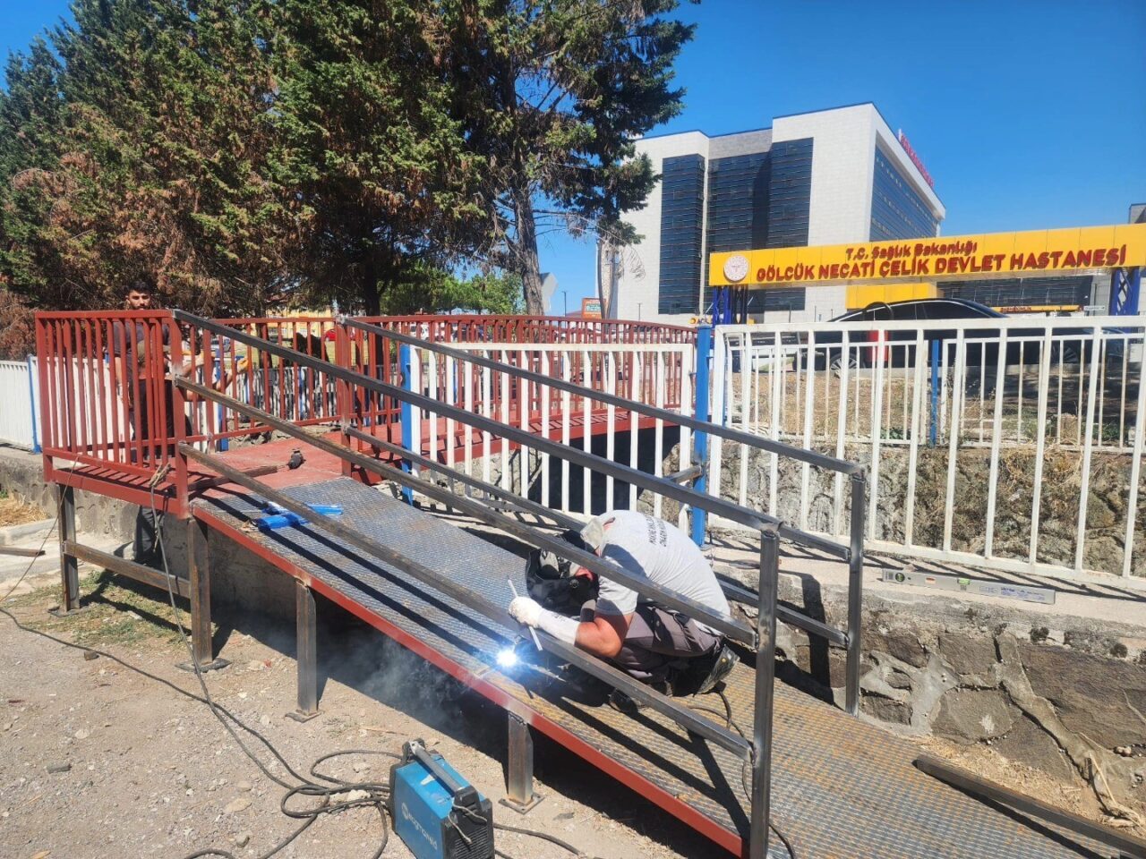 Gölcük Belediyesi ekipleri, Necati Çelik Devlet Hastanesi karşısındaki dere üzerine