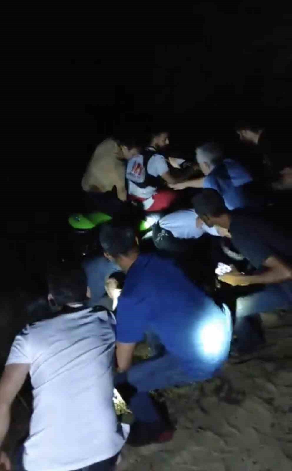 Bingöl’de su seviyesinin yükselmesiyle Murat Nehri’nde mahsur kalan 5 kişi,
