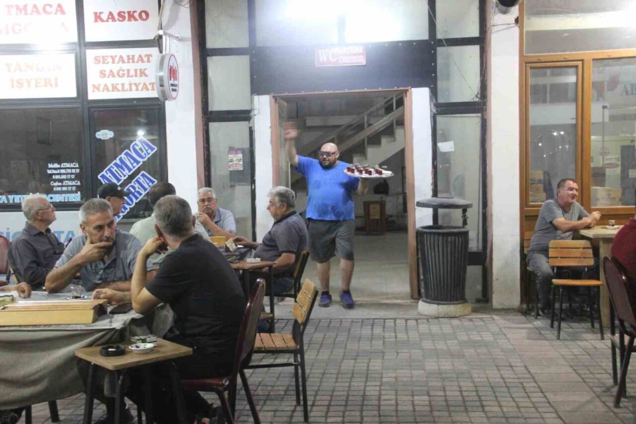 Çanakkale’nin Bayramiç ilçesinde kahvehanede garsonluk yapan Yetkin Sarıkaya (32), çay