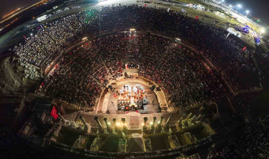 Laodikya Batı Tiyatrosu’nda sahnelenen “Neşet Ertaş Türküleri Senfonik” konseri, binlerce