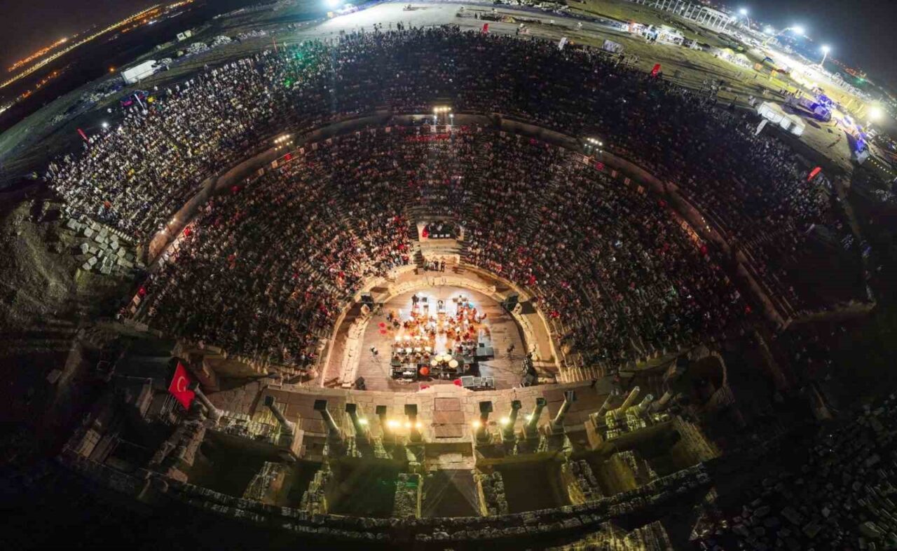 Laodikya Batı Tiyatrosu’nda sahnelenen “Neşet Ertaş Türküleri Senfonik” konseri, binlerce