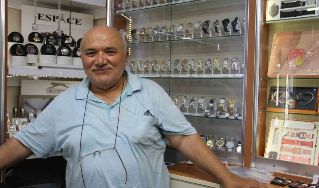 Samsun’un Çarşamba ilçesinde 42 yıldır saat tamirciliği yapan Kadir Gökgöz,