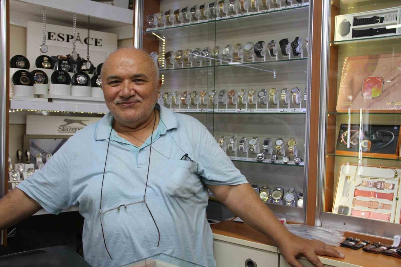 Samsun’un Çarşamba ilçesinde 42 yıldır saat tamirciliği yapan Kadir Gökgöz,