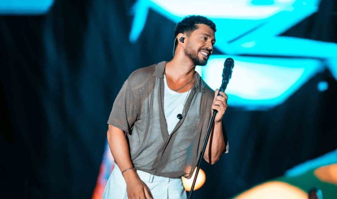 Nevşehir’de şarkıcı Murat Boz’un konserine vatandaşlar yağmurlu havaya rağmen yoğun