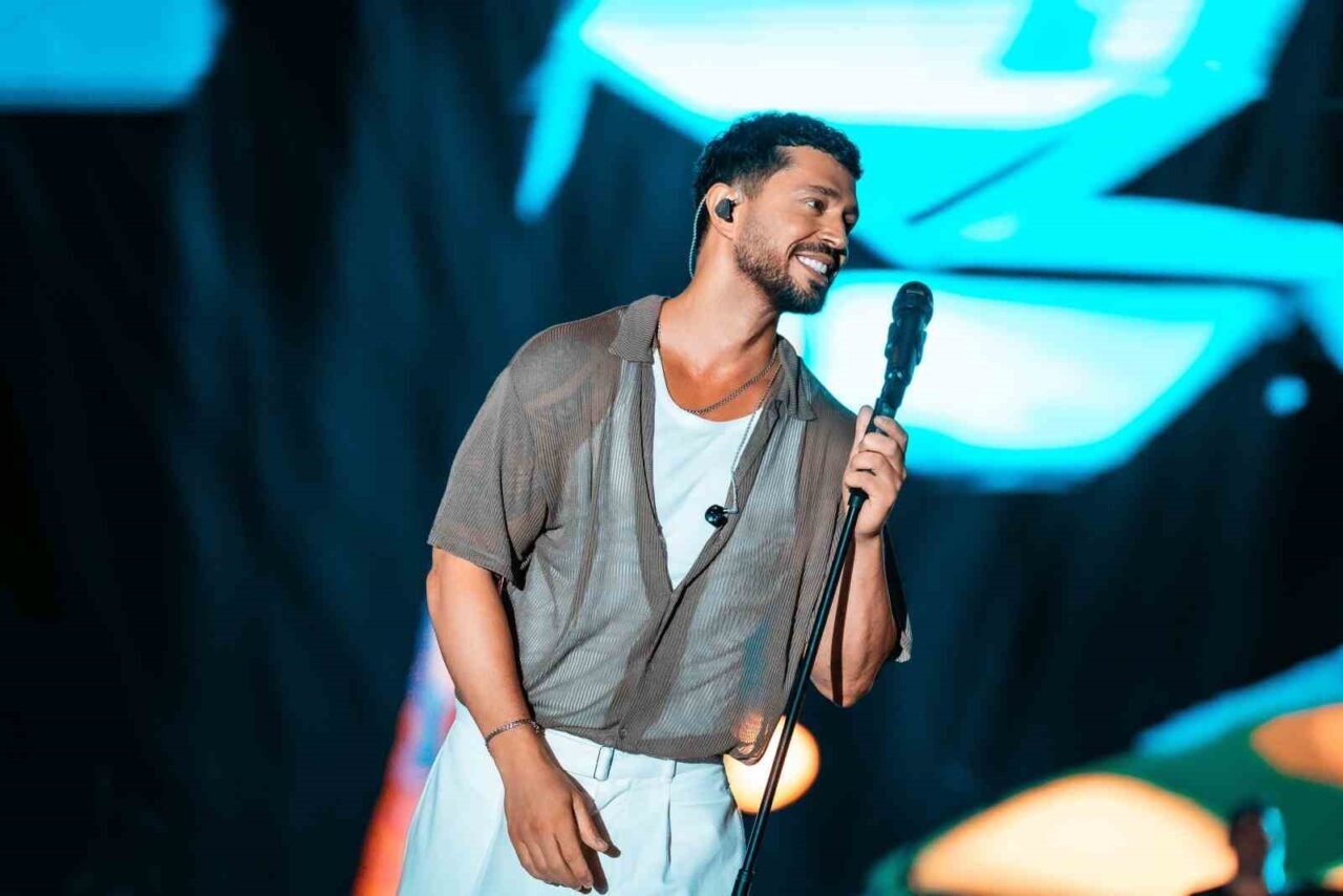 Nevşehir’de şarkıcı Murat Boz’un konserine vatandaşlar yağmurlu havaya rağmen yoğun