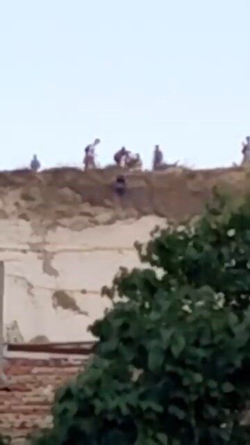 Nevşehir’de fotoğraf çekerken vadiye düşen turist; çevredeki vatandaşlar tarafından kurtarıldı.