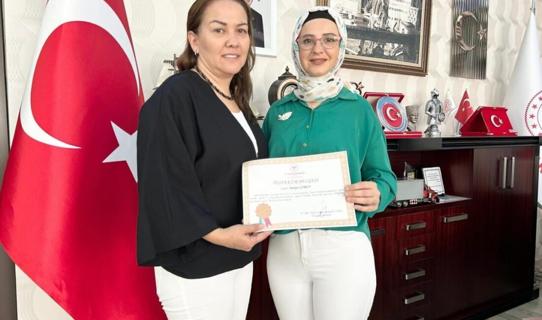 Niğde İl Sağlık Müdürlüğü’nde düzenlenen törenle sigarayı bırakan iki personele