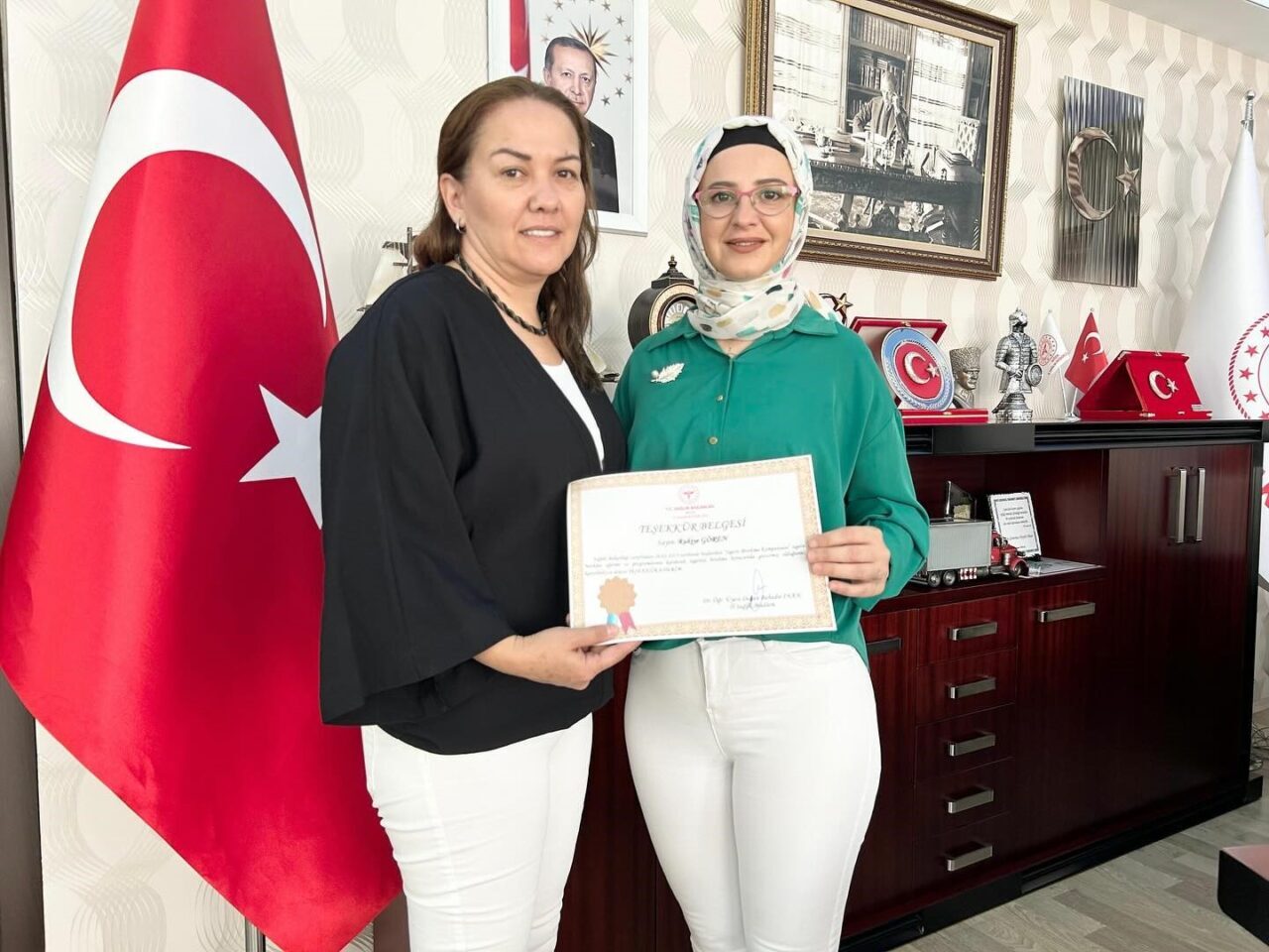 Niğde İl Sağlık Müdürlüğü’nde düzenlenen törenle sigarayı bırakan iki personele