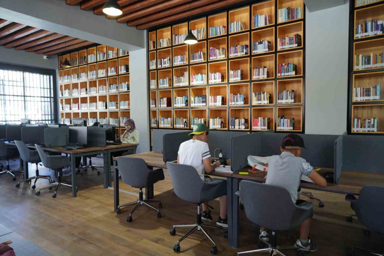 Niğde Belediyesi’nce İlhanlı Mahallesi’nde yapımı tamamlanan Yaşar Kaplan Kütüphanesi ve