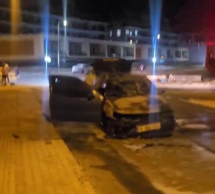 Bursa’nın Nilüfer ilçesinde park halindeki otomobil alev aldı. Vatandaşlar bahçe