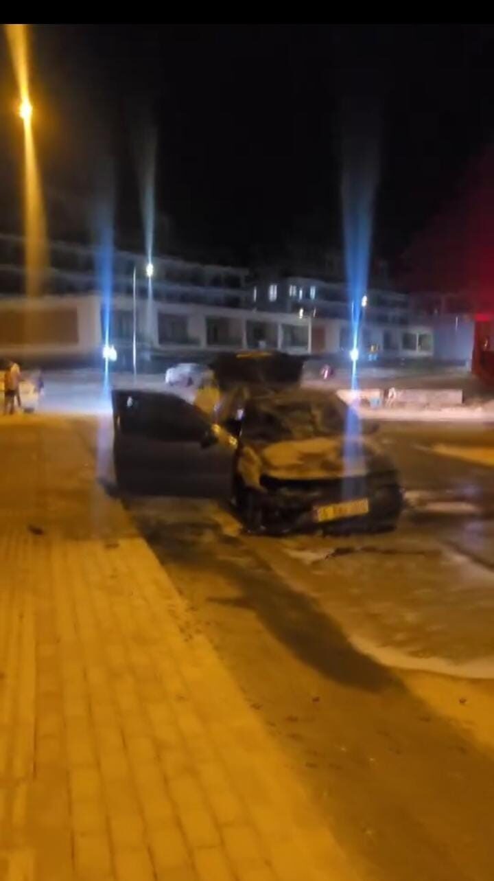 Bursa’nın Nilüfer ilçesinde park halindeki otomobil alev aldı. Vatandaşlar bahçe