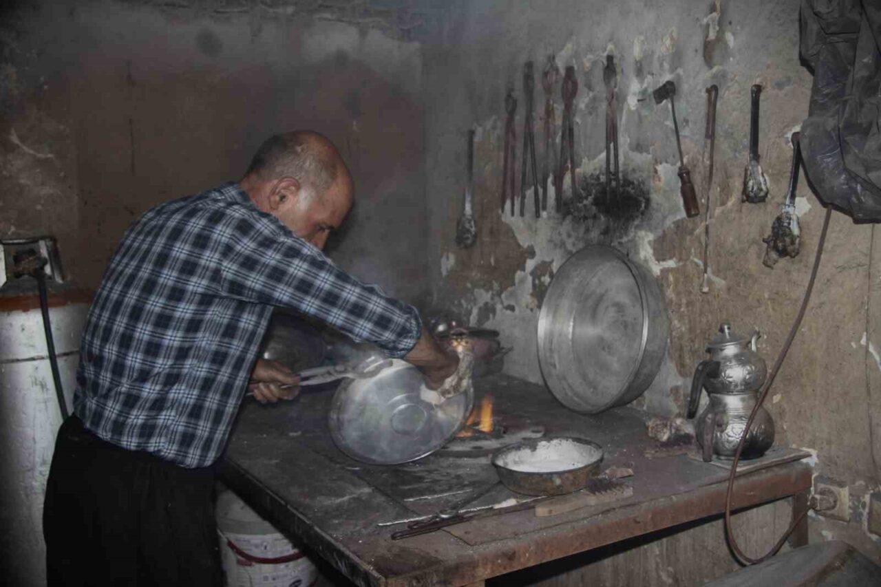 Gaziantep’te 8 yaşında iken çırak olarak başladığı kalaycılık mesleğini yarım