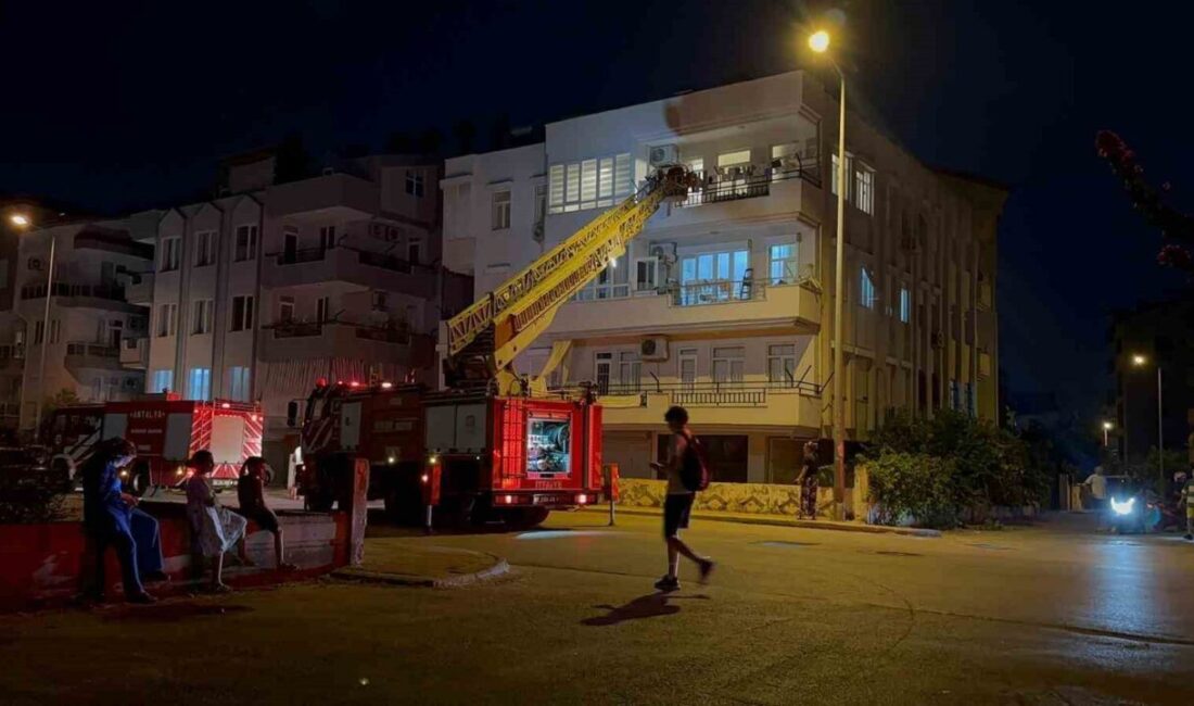 Antalya’nın Manavgat ilçesinde 3 katlı bir binada çıkan duman ihbarı