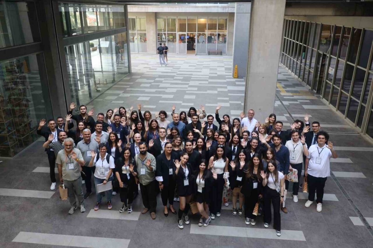 İzmir Ekonomi Üniversitesi’nde düzenlenen 17. ‘Üniversite-Sanayi İş Birliği’ etkinliği, öğrenciler