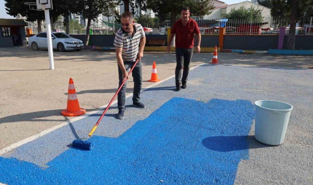 Adana’nın Kozan ilçesinde öğretmenler ve idareciler, yaz tatilini ellerinde fırçalarla