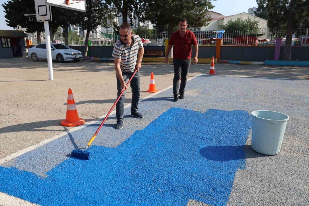 Adana’nın Kozan ilçesinde öğretmenler ve idareciler, yaz tatilini ellerinde fırçalarla