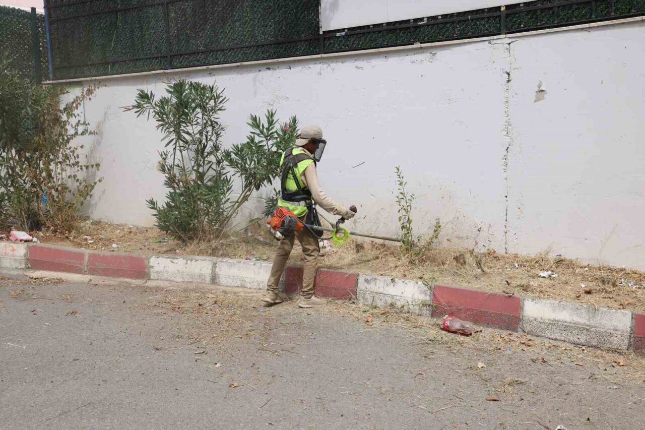 Çayırova Belediyesi Park ve Bahçeler Müdürlüğü ekipleri, yaklaşan eğitim-öğretim dönemi