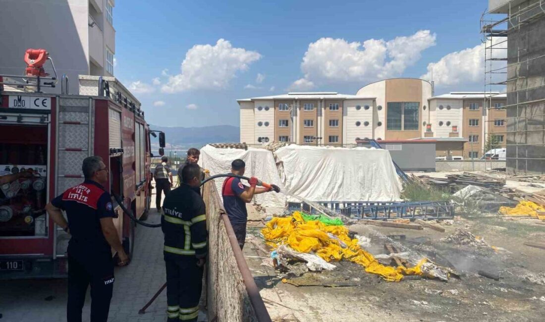 Burdur’da bir okul inşaatında işçiler tarafından temizlik için yakılan ateş,
