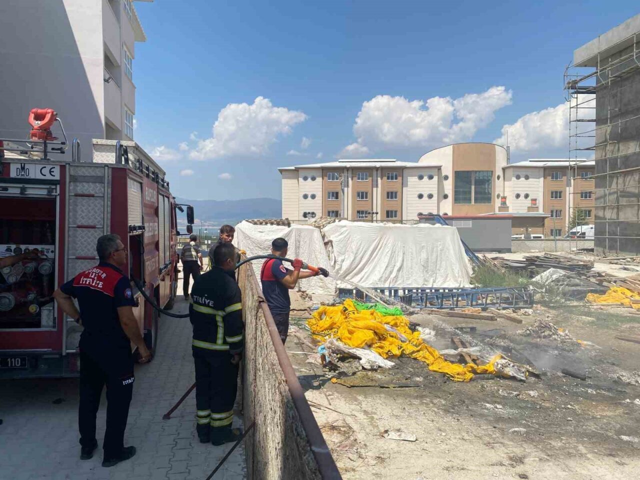 Burdur’da bir okul inşaatında işçiler tarafından temizlik için yakılan ateş,