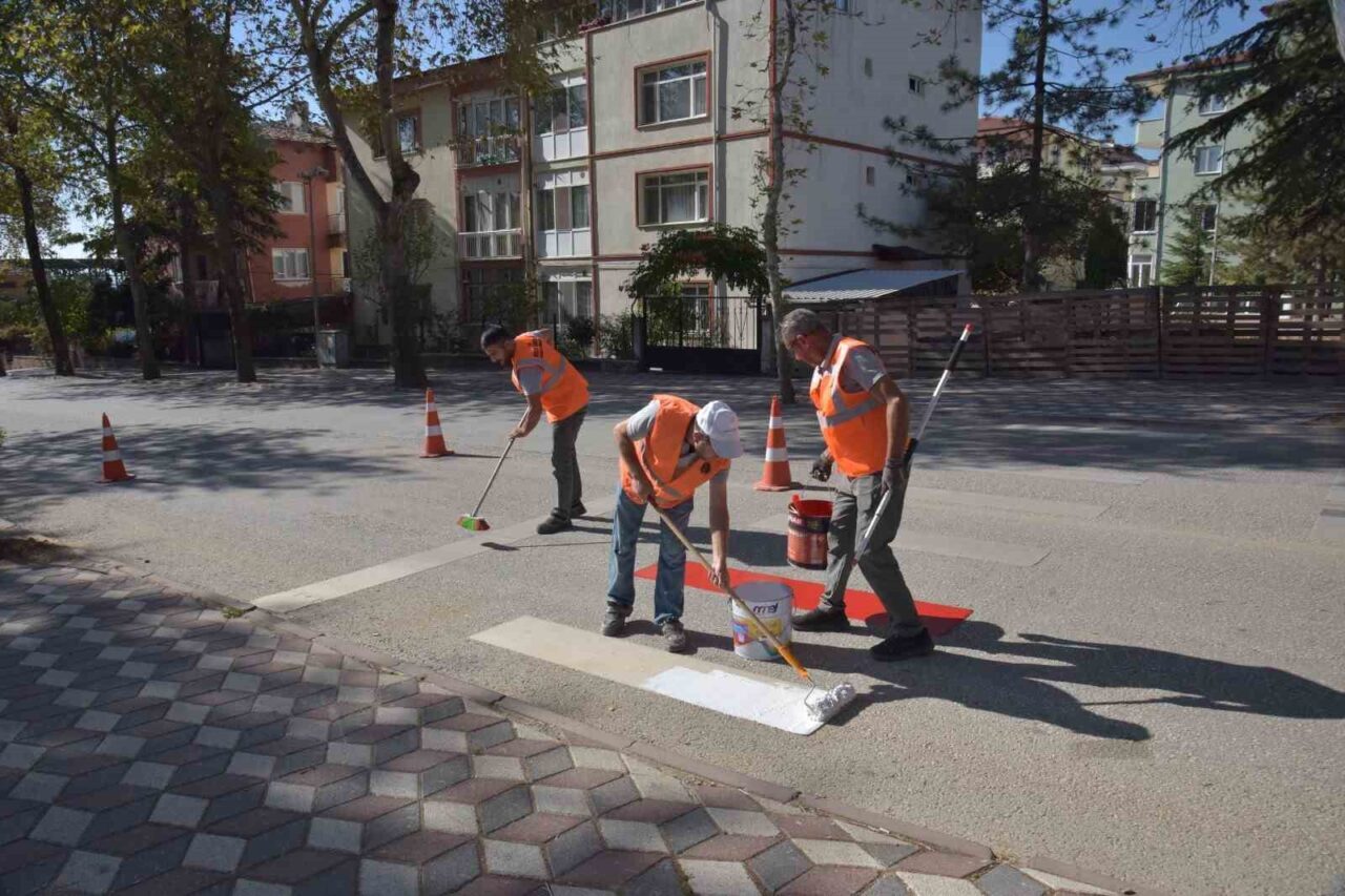 Bilecik Belediyesi tarafından yürütülen çalışmalar kapsamında tüm okul önlerinde çizgi