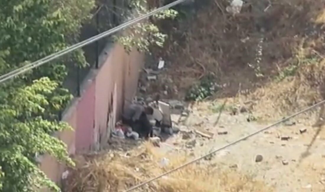 İstanbul Esenyurt’ta bir ilkokulun önünde uyuşturucu madde kullanan şahıslar, cep