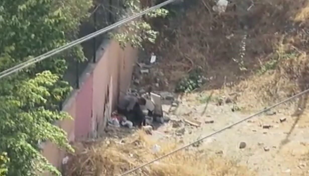 İstanbul Esenyurt’ta bir ilkokulun önünde uyuşturucu madde kullanan şahıslar, cep