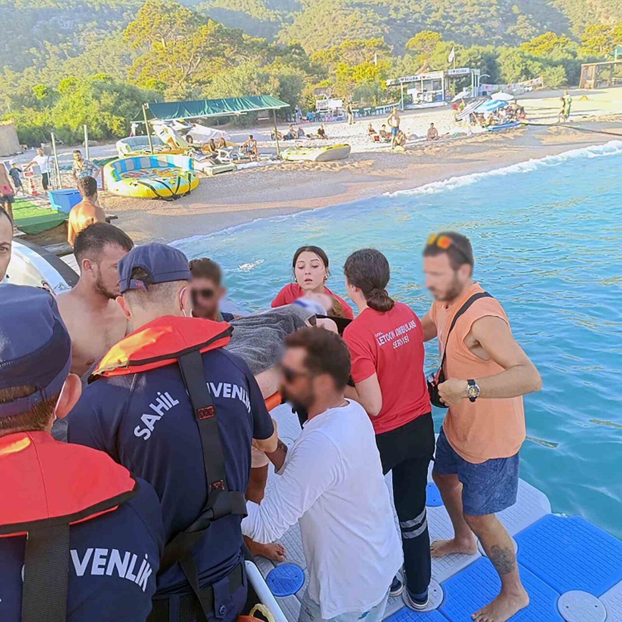 Muğla’nın Fethiye ilçesi Ölüdeniz sahilinde yüzerken yaralanan vatandaş Sahil Güvenlik