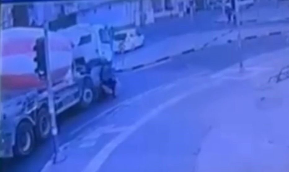 Gaziantep’in Nizip ilçesinde kavşakta dönüş yapmaya çalışan motosiklet, beton mikserinin