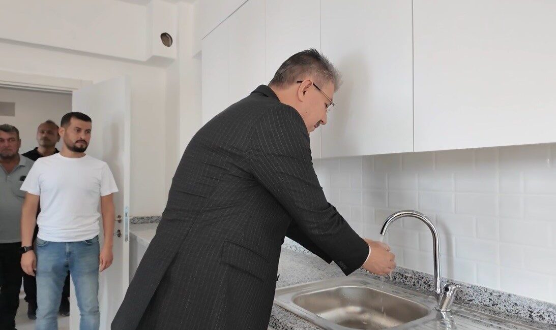 Osmaniye’nin Kırmıtlı köyünde yapımı tamamlanan 26 köy evinin anahtarı hak