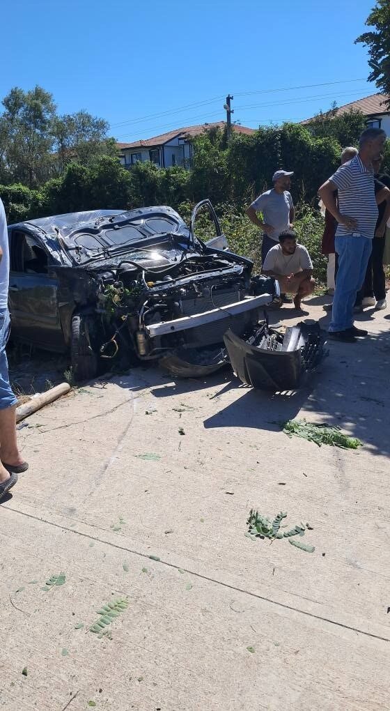 Sakarya’nın Karasu ilçesinde kontrolden çıkarak aydınlatma direğine ve ağaca çarpan