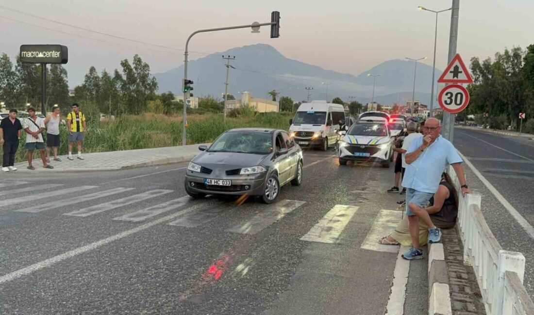 Muğla’nın Fethiye ilçesinde yaya geçidinden karşıya geçmek isteyen bir kadın,