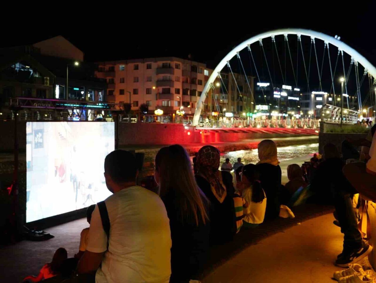 Düzce Belediyesi, yaz akşamlarını açık hava sinema şöleni ile renklendirmeye