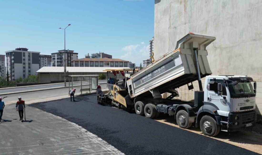 Kahramanmaraş Onikişubat Belediyesi Fen İşleri Müdürlüğü ekiplerinin, ilçede ulaşım konforunu