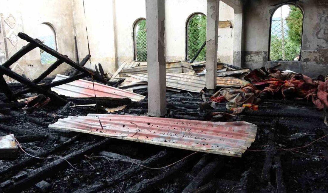 Ordu’nun Altınordu ilçesinde yaklaşık 60 yıllık cami, elektrik kontağından çıktığı