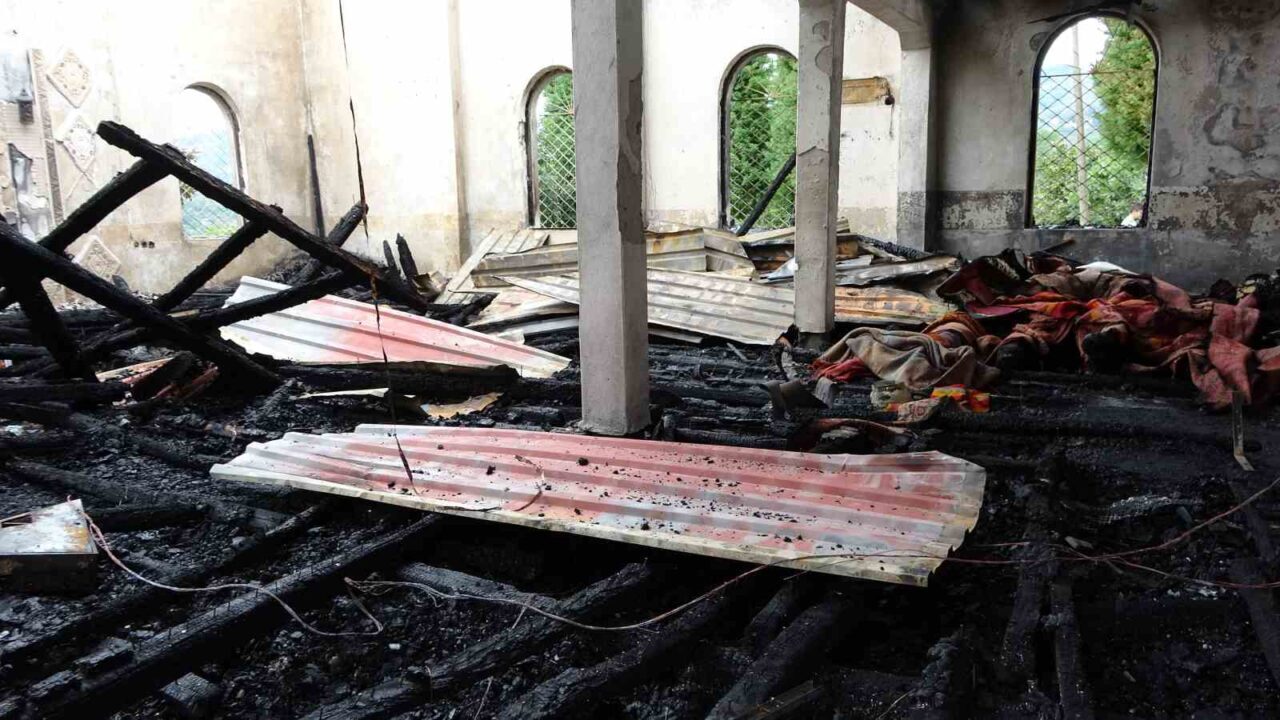 Ordu’nun Altınordu ilçesinde yaklaşık 60 yıllık cami, elektrik kontağından çıktığı