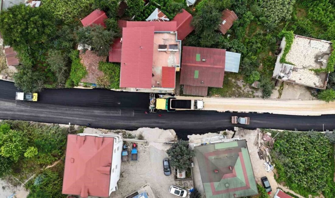 Ordu Büyükşehir Belediyesi tarafından ilçelerdeki sıcak asfalt çalışmaları devam ediyor.