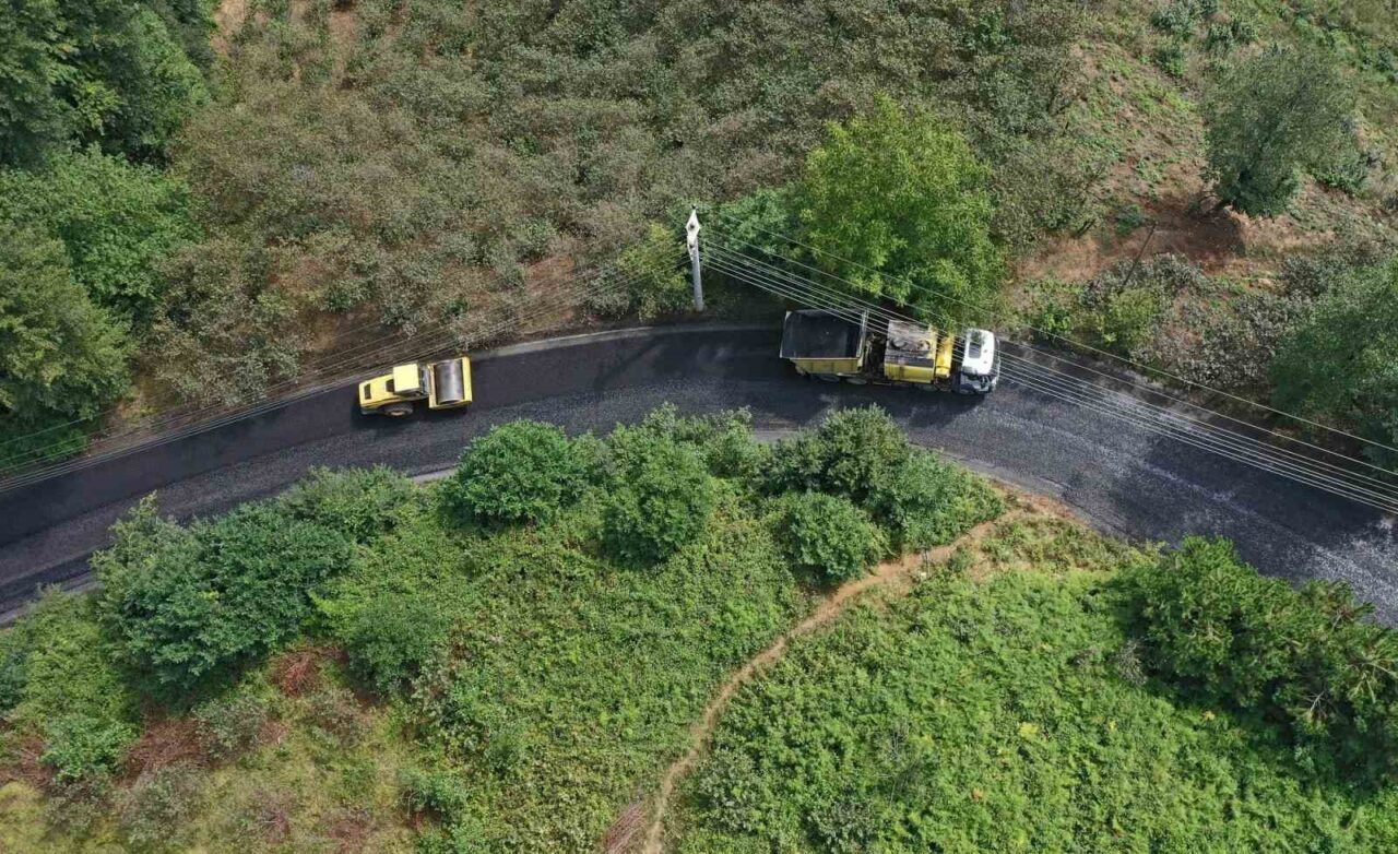 Ordu Büyükşehir Belediyesi tarafından ihtiyaç duyulan noktalarda sıcak asfalt çalışmaları