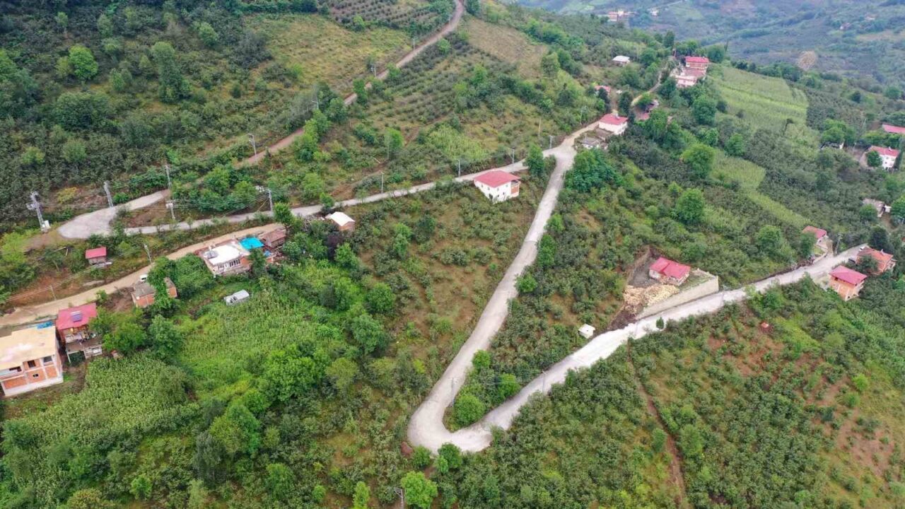 Ordu Büyükşehir Belediyesi tarafından kırsal mahallelerde beton yol çalışmaları devam