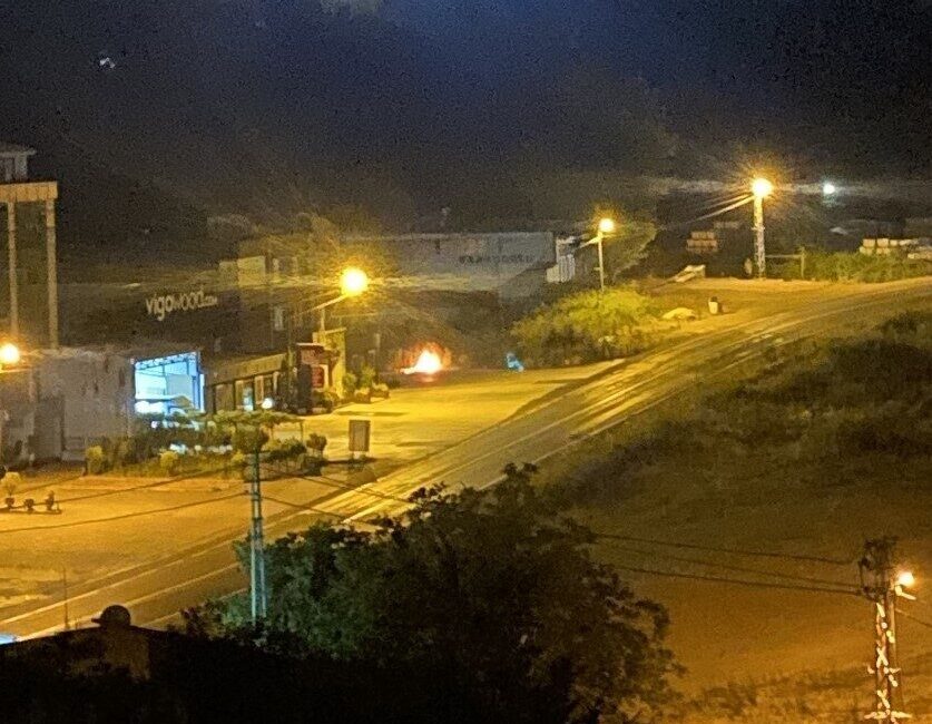 Ordu’nun Ünye ilçesinde bir çöp konteynerinde çıkan yangın, itfaiye ekiplerinin