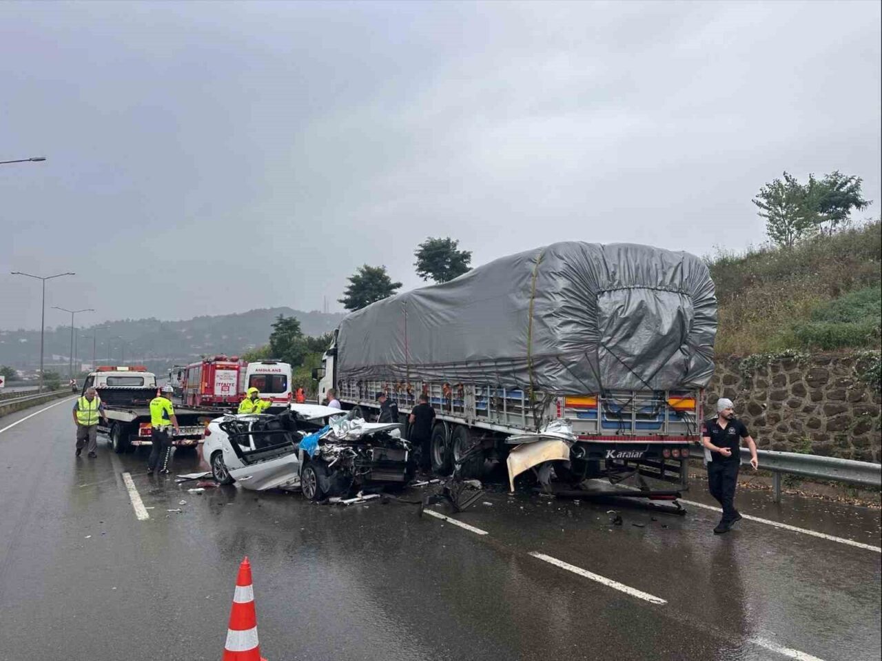 Ordu’nun Altınordu ilçesinde otomobilin park halindeki tıra çarpması sonucu meydana