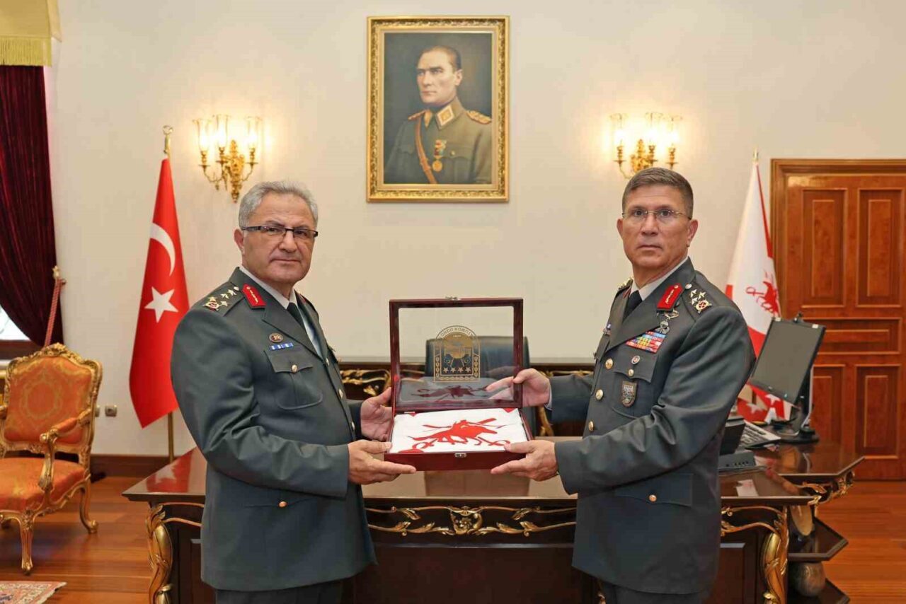 Orgeneral Metin Tokel, 1. Ordu Komutanlığı görevini Korgeneral Bahtiyar Ersay’a