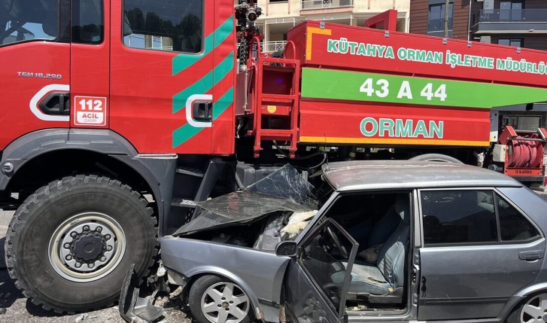 Manisa’nın Kula ilçesinde orman arazözü ile otomobil kavşakta çarpıştı. Çarpışmanın