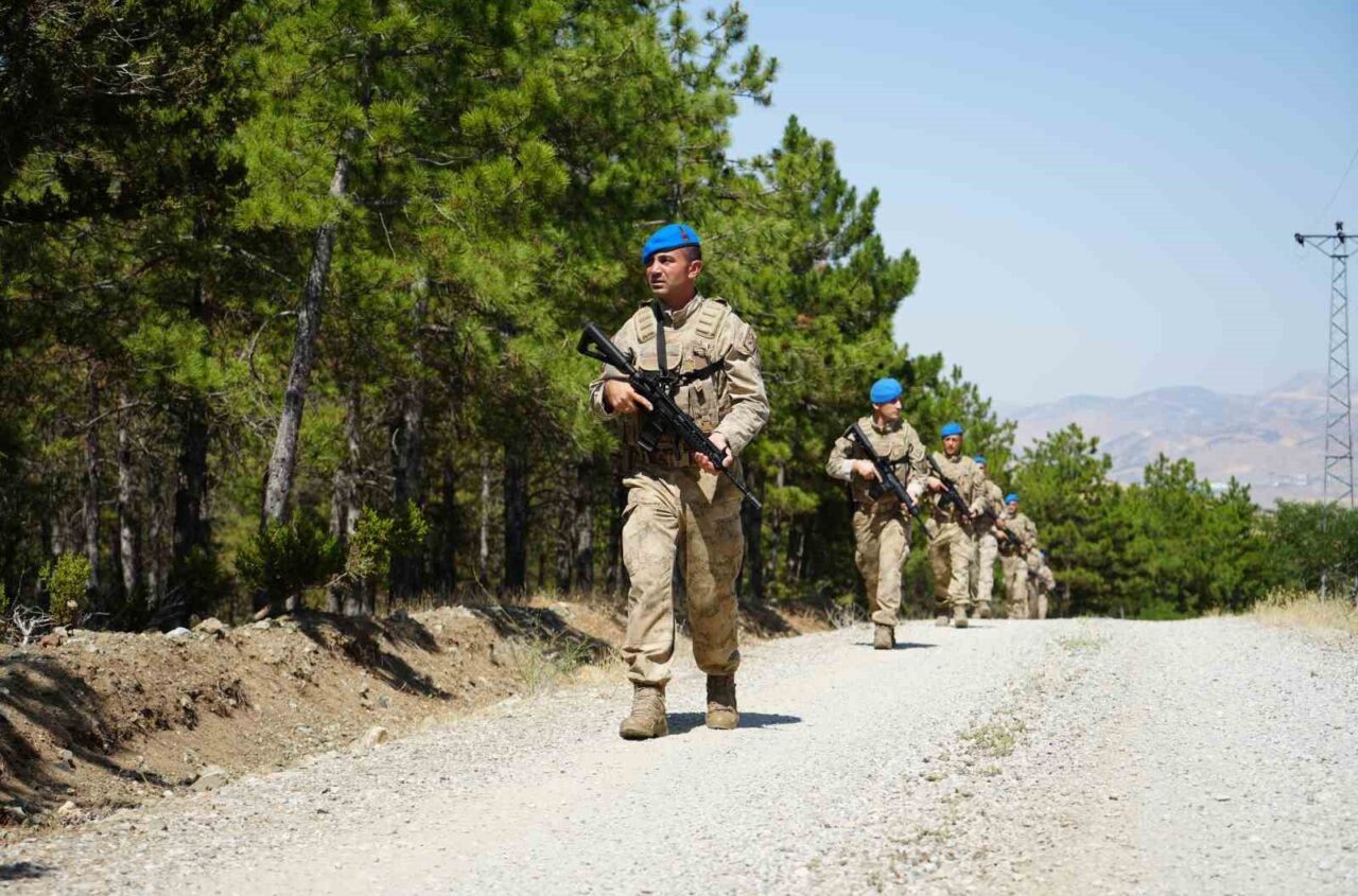 Kırıkkale’de jandarma komandolar, orman yangını riskine karşı tam teçhizatlı olarak