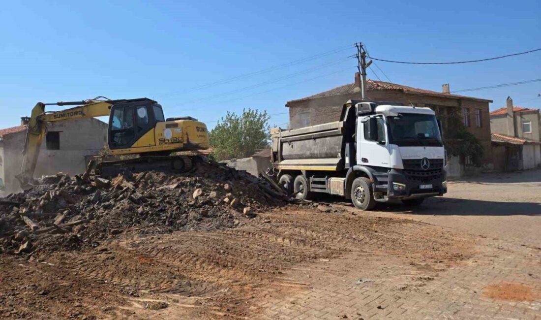 Çanakkale’nin Bayramiç ilçesinde meydana gelen orman yangınında hasar alan evlerin