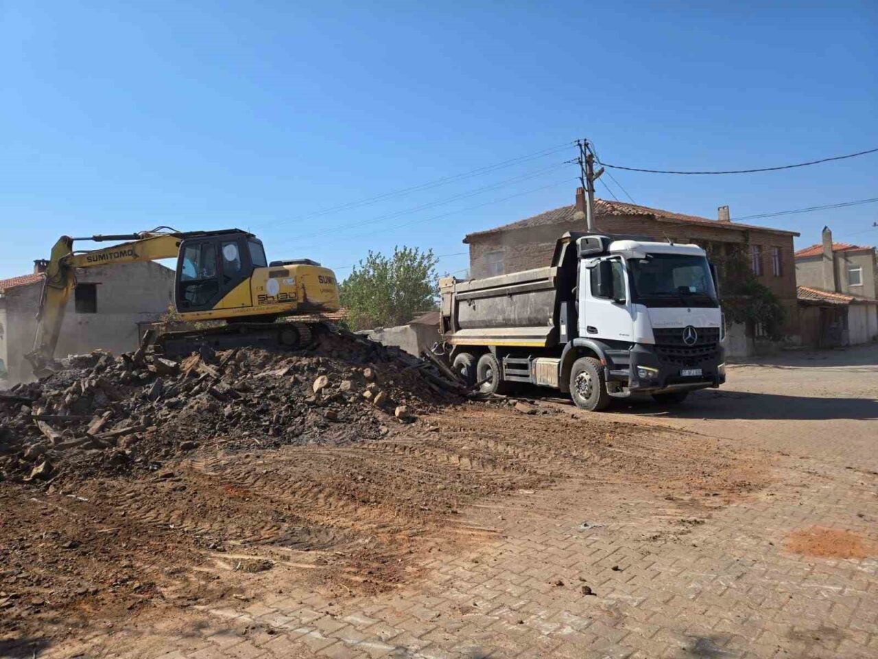Çanakkale’nin Bayramiç ilçesinde meydana gelen orman yangınında hasar alan evlerin