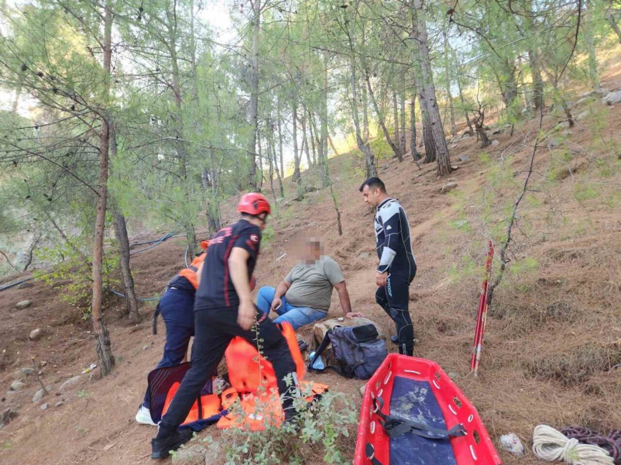 Kahramanmaraş’ta ormanlık alanda ayağı kırılan vatandaş itfaiye ekiplerinin yardımıyla kurtarıldı.