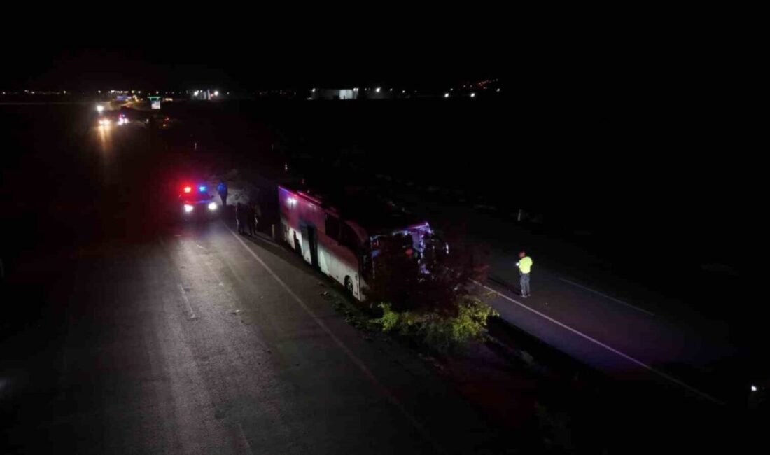 Kayseri’de yolcu otobüsünün yoldan çıkarak orta refüjdeki ağaçlara çarpması sonucu