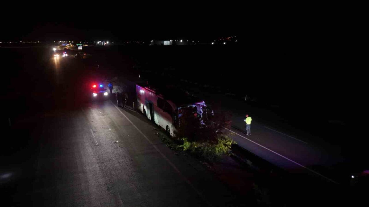 Kayseri’de yolcu otobüsünün yoldan çıkarak orta refüjdeki ağaçlara çarpması sonucu