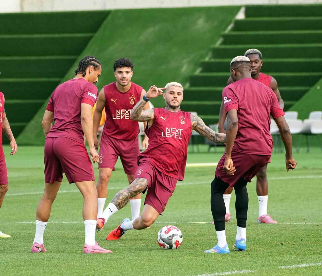 Galatasaray yeni sezon hazırlıklarını sürdürürken, 4 yıllık sözleşmeye imza atan